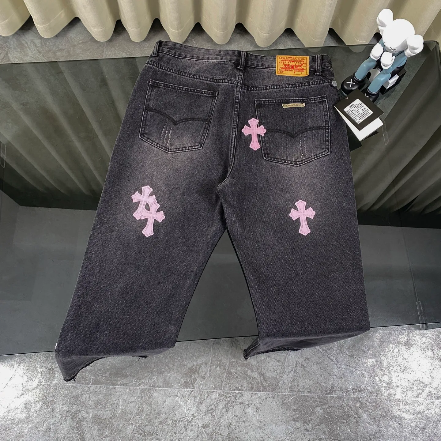 🅿️240 Correct version Chroe Hets CH black pink leather jeans, counter price 4W level, patchwork cross pattern embellishment, women's high-waisted washed jeans! ! Absolutely high-end luxury products, 1.9W level god-level single products, super popular products, built with top heavy industry, a magic weapon that cannot be missed [About Zangyin] This is an extremely luxurious fashion brand that can also be called the aristocrats of the high street. It has always been an exclusive brand for some hipsters or rich second generations. Compared with ordinary high streets, it is more luxurious and noble. Compared with luxury brands, it has a more fashionable personality and has always been a brand that I have a special liking for. A6632 [Top heavy industry fashionable design] Consistently high-street luxury style creation. Speaking of this style, the Zangyin family and GU family are definitely the leading representative brands. Especially the Zangyin family has really achieved a state-of-the-art effect in creating high-street style. The color system of this model is made of unique washed materials. It is already quite eye-catching. It is decorated with pink patchwork cross flowers, which cleverly highlights the charm of the brand. Secondly, this model uses classic The classic high-waist cutting design highlights the long legs and the fashionable temperament of the upper body. The brand is highly recognizable and the slim fit configuration is more suitable for daily wear. This product is a product that interprets personality, fashion, and specifications at a glance. This single product is enough to make any fan excited. It can be a white T-shirt for youthful preppy style, or a tight sling for royal lady style. It has strong matching ability and can be easily controlled by men.  [Material and craftsmanship] Needless to say, this point goes without saying. As an excellent craftsman brand, Zangyin has really perfect requirements for details and craftsmanship. The washed color of this model has gone through so many processes, not to mention the embellishment of the denim appliqués. It is also purely handmade and sewn. Just like what they believe in, only handmade things have soul and have the meaning of wear. A top-notch heavy-duty fashionable denim item, I look forward to your perfect interpretation! ! 28-34 corresponds to S-XL